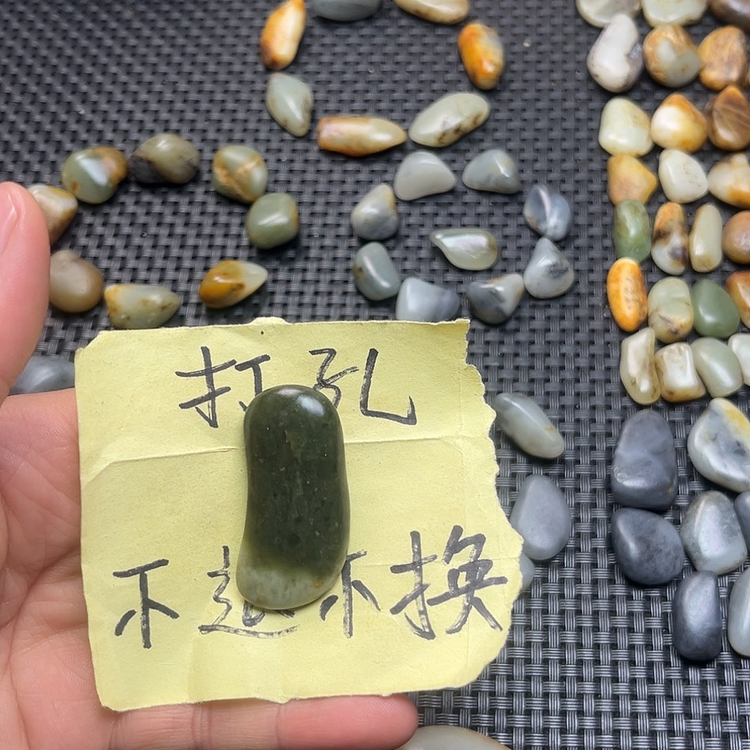 小***刀和田玉（糖玉）未镶嵌颈饰