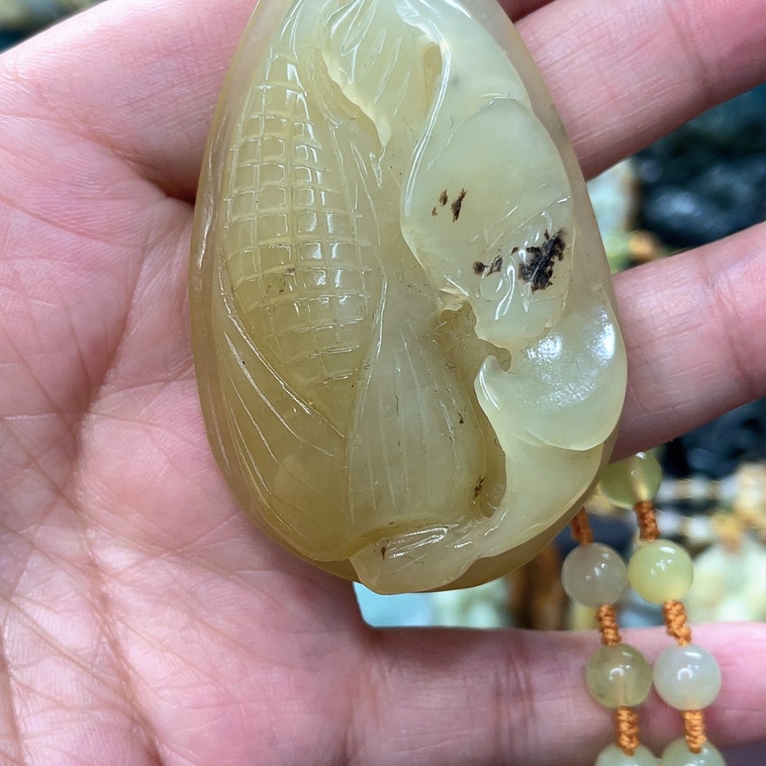 蛇纹石玉颈饰未镶嵌