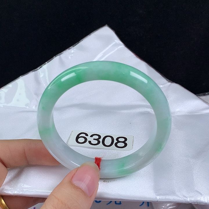 倪***晨翡翠未镶嵌手镯51圈 甜绿半山水