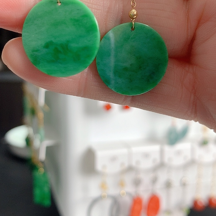 翡翠耳饰未镶嵌翡翠