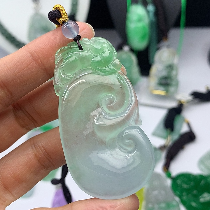 翡翠未镶嵌吊坠(赠链)