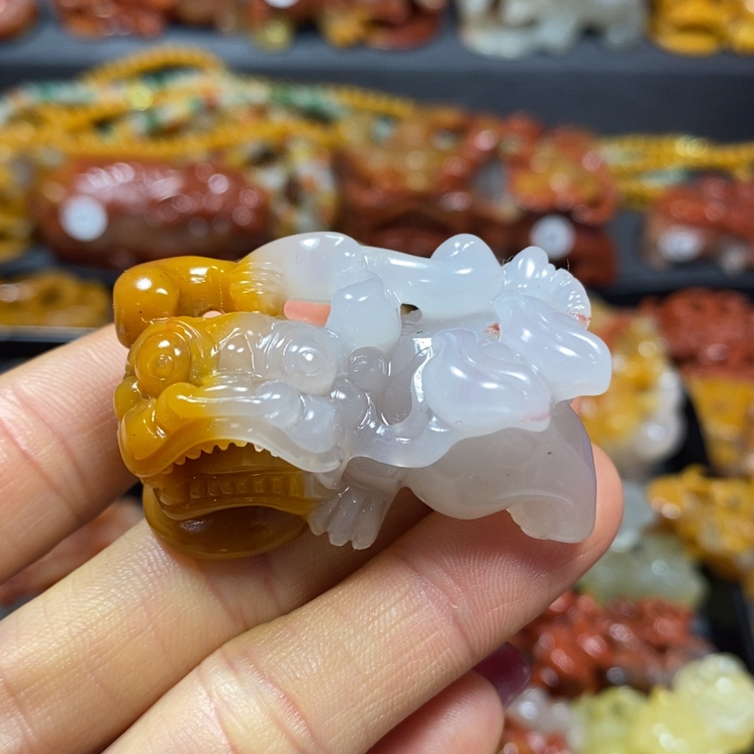 石英质玉（黄龙玉）未镶嵌颈饰