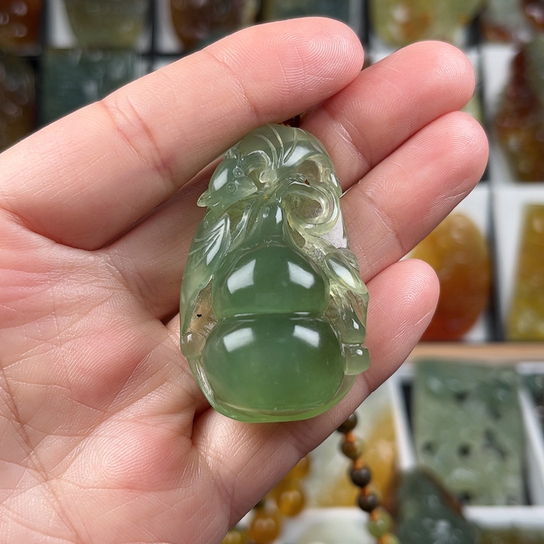 蛇纹石玉颈饰合金