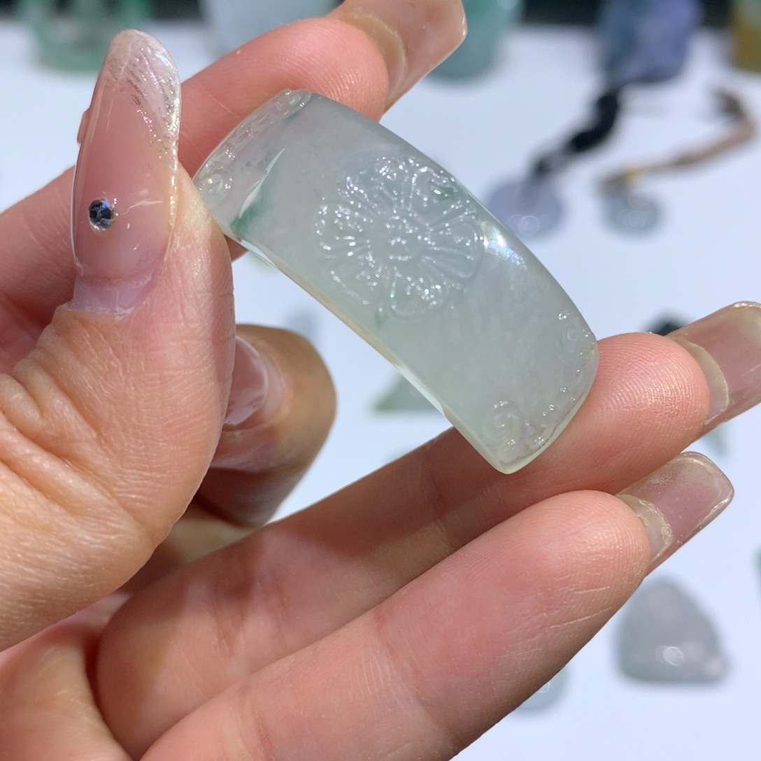 翡翠颈饰未镶嵌手牌