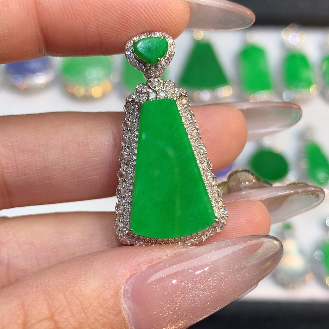 翡翠颈饰18K金镶嵌翡翠