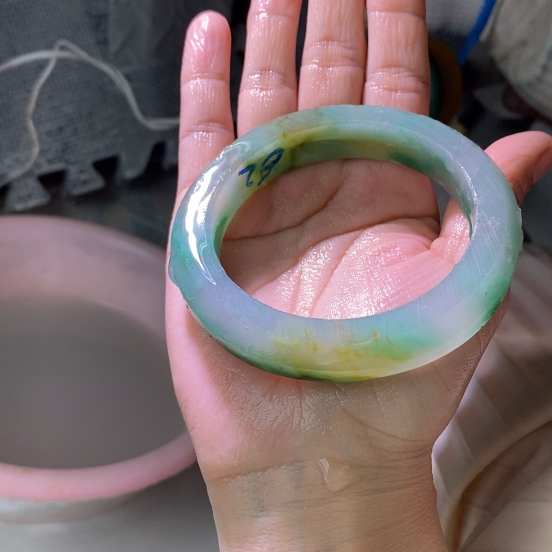 杨***婷石英质玉（非洲翠）未镶嵌手镯定制