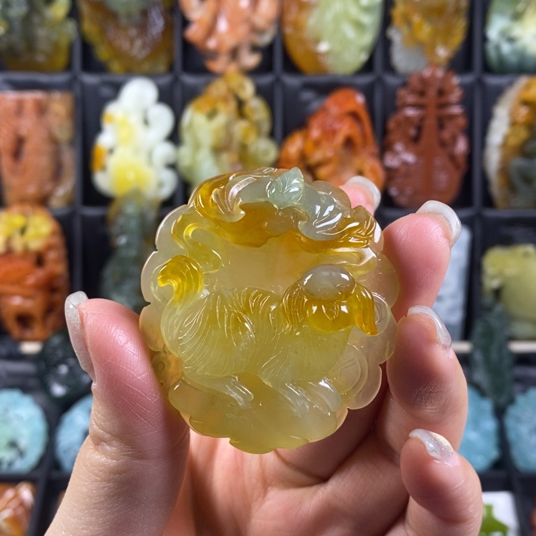 蛇纹石玉颈饰合金