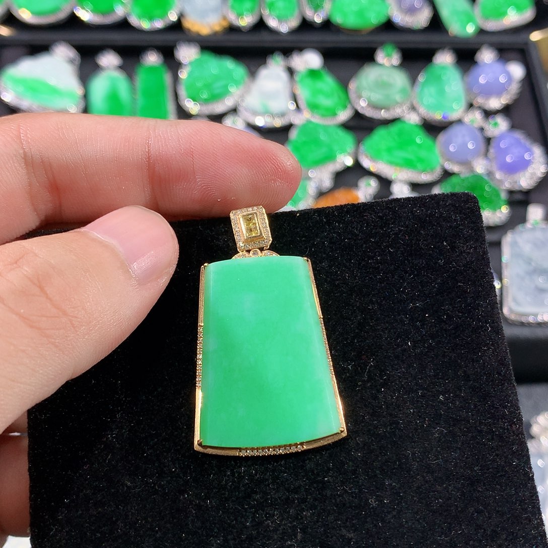 翡翠18K金镶嵌颈饰