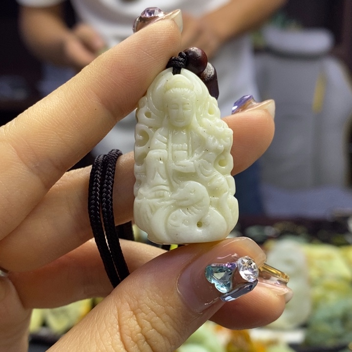 蛇纹石玉未镶嵌颈饰
