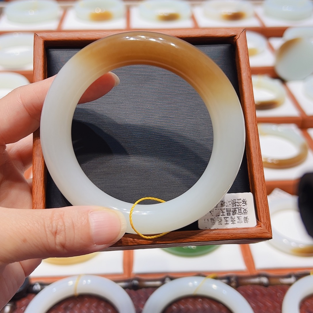 和田玉未镶嵌手镯