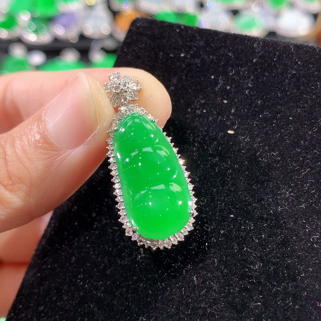 翡翠18K金镶嵌颈饰