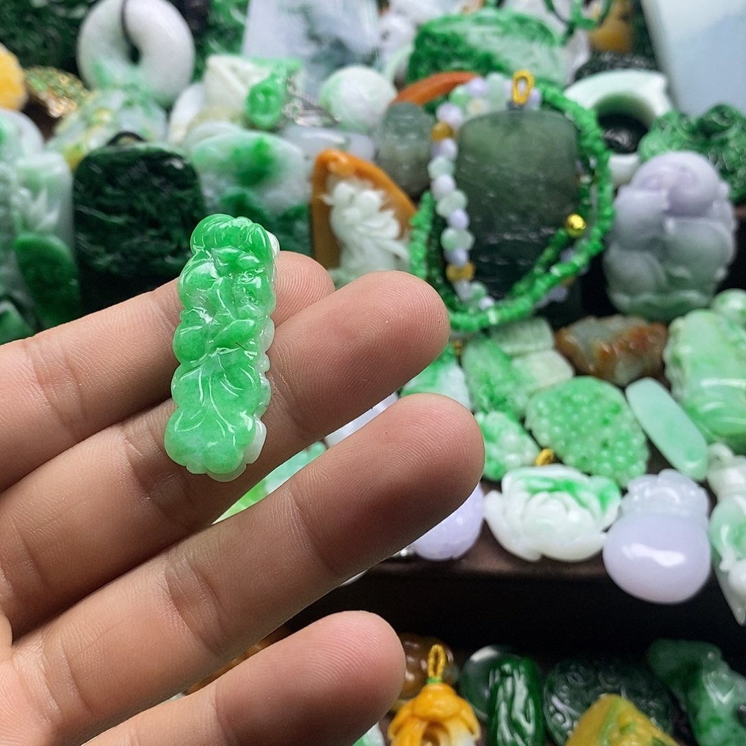 翡翠未镶嵌颈饰荷叶