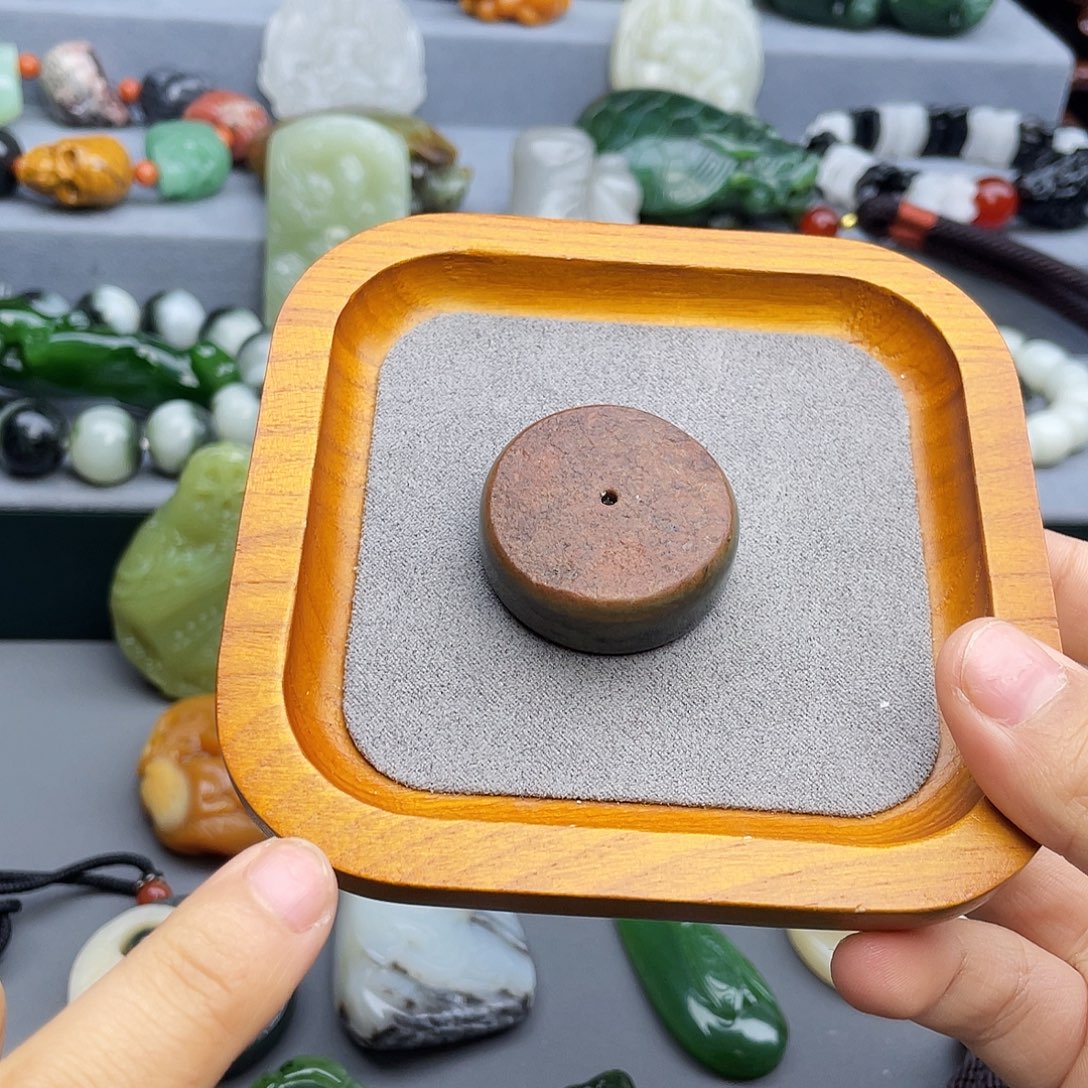 &***…和田玉未镶嵌颈饰