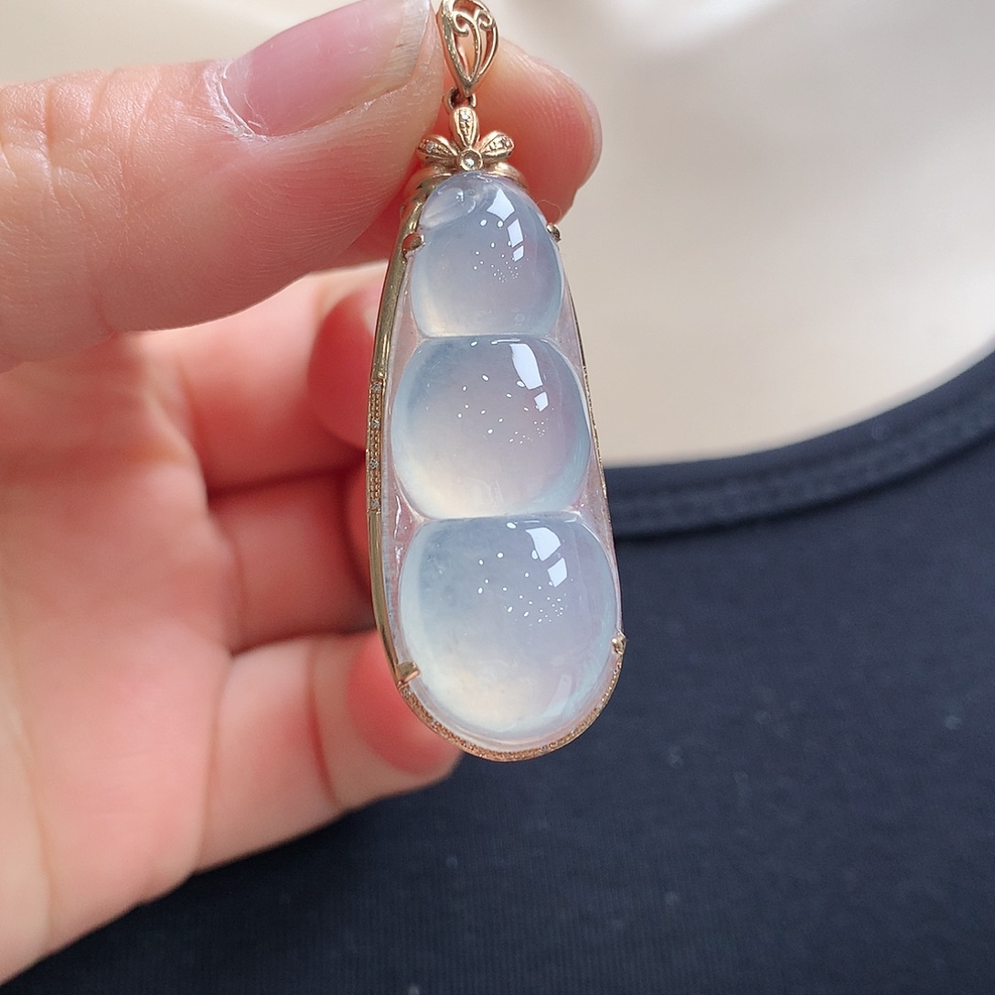 翡翠18K金镶嵌颈饰福豆