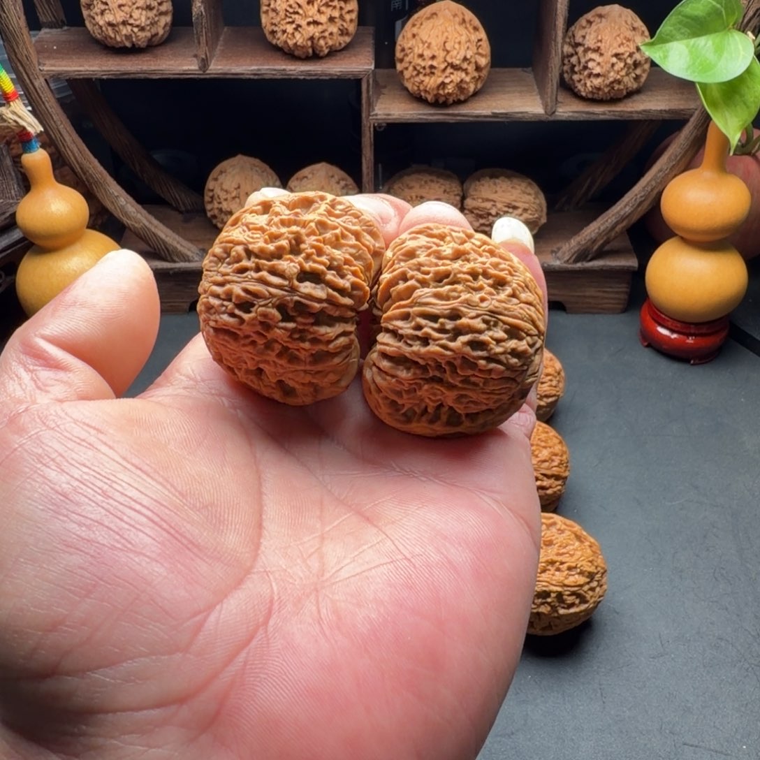 用***6文玩核桃把件南疆石团子凹底拉丝尺寸43