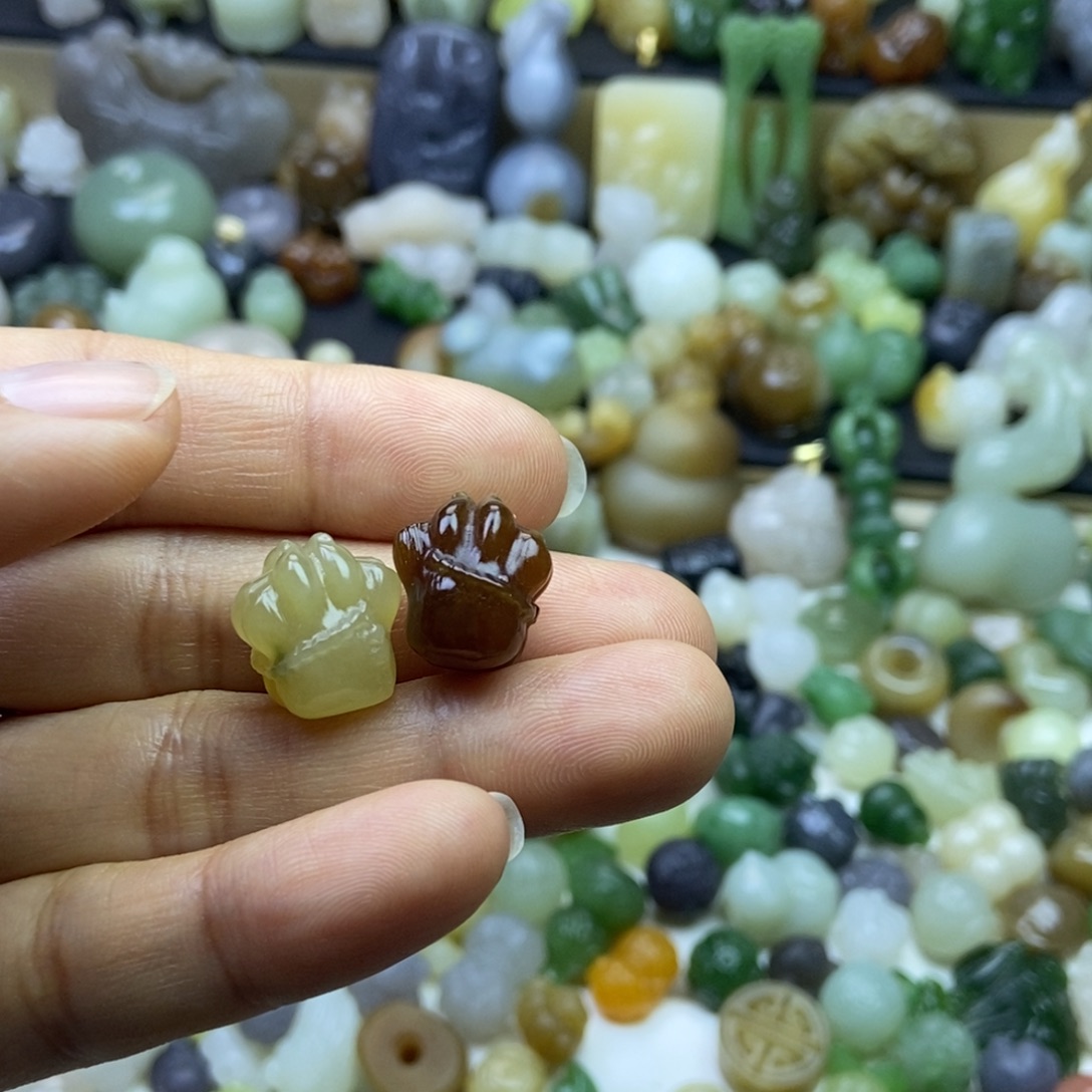 呵***呵和田玉未镶嵌颈饰