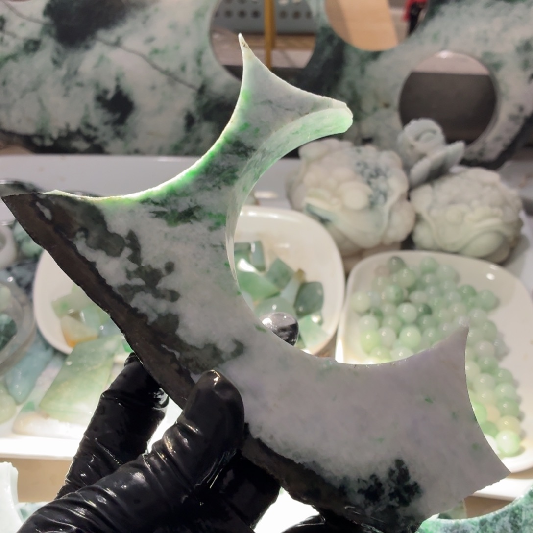 翡翠未镶嵌颈饰边角料