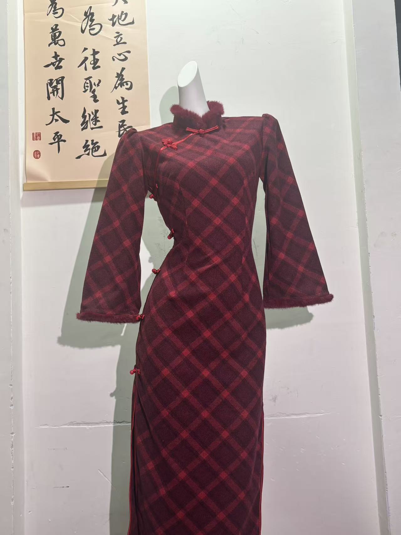 1501 红色 【红格】 草莓扣 红毛领 旗袍