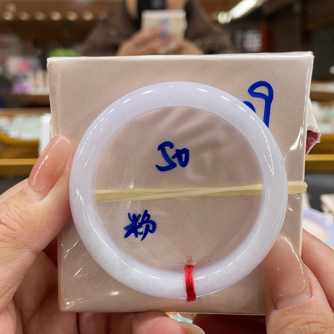 翡翠手镯未镶嵌翡翠