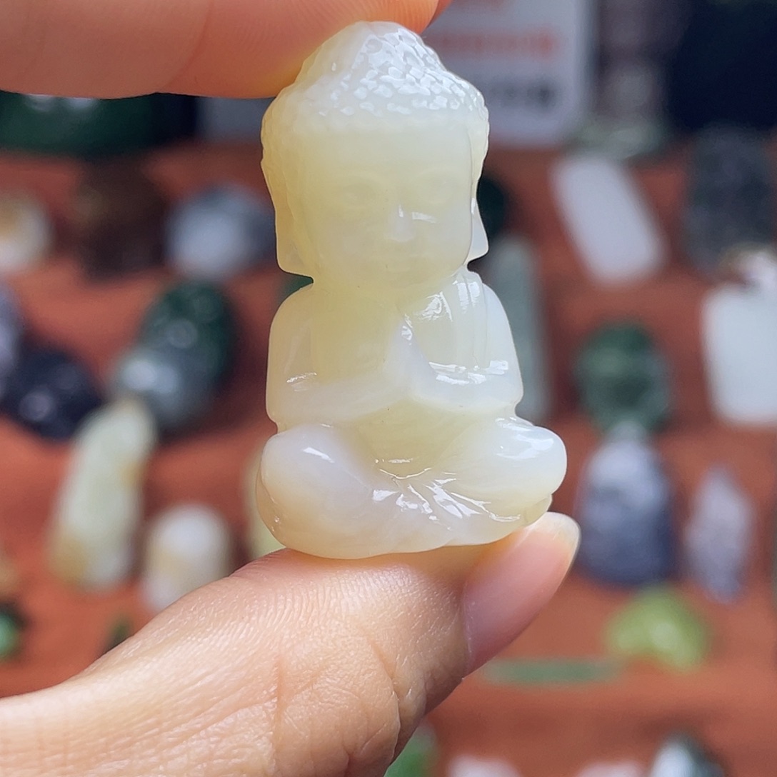 和田玉未镶嵌颈饰俄糖白俏色佛观天下