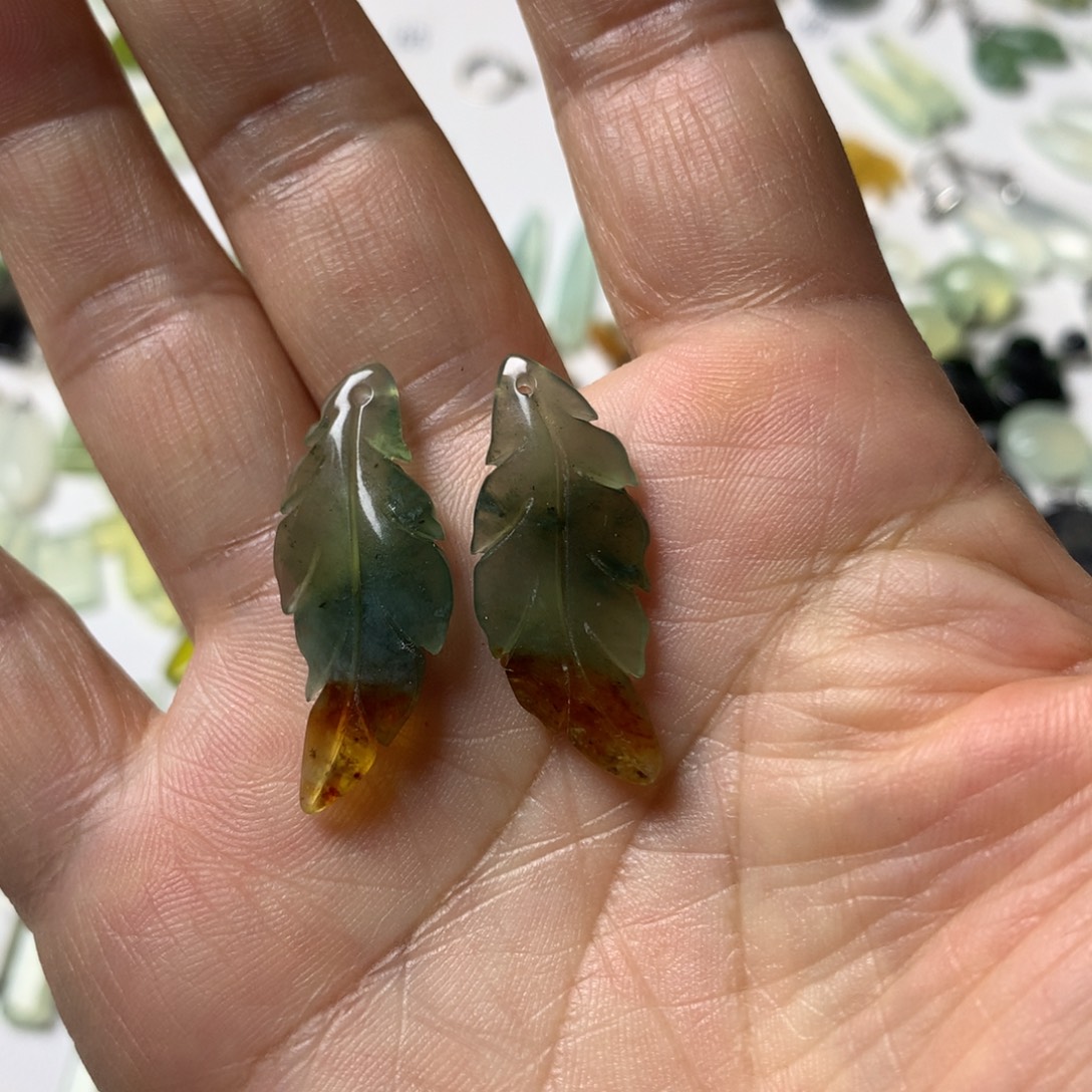 蛇纹石玉未镶嵌耳坠