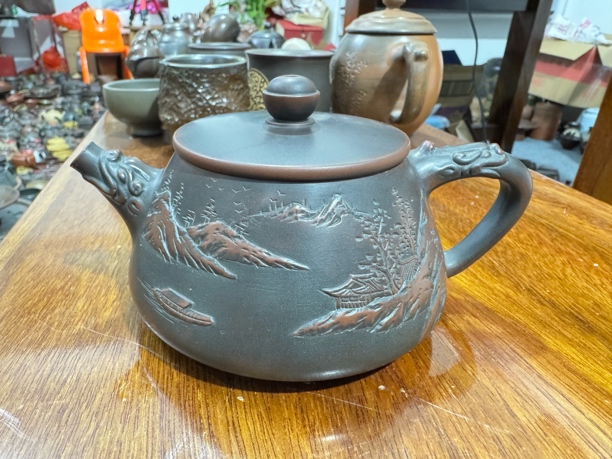 钦州坭兴陶浮雕球孔石瓢茶壶