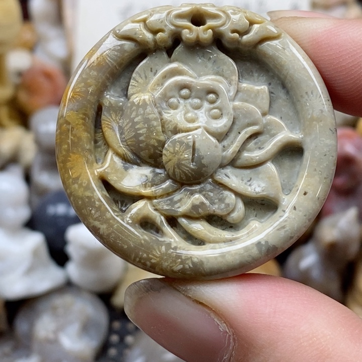 颈饰未镶嵌硅化珊瑚（珊瑚玉）