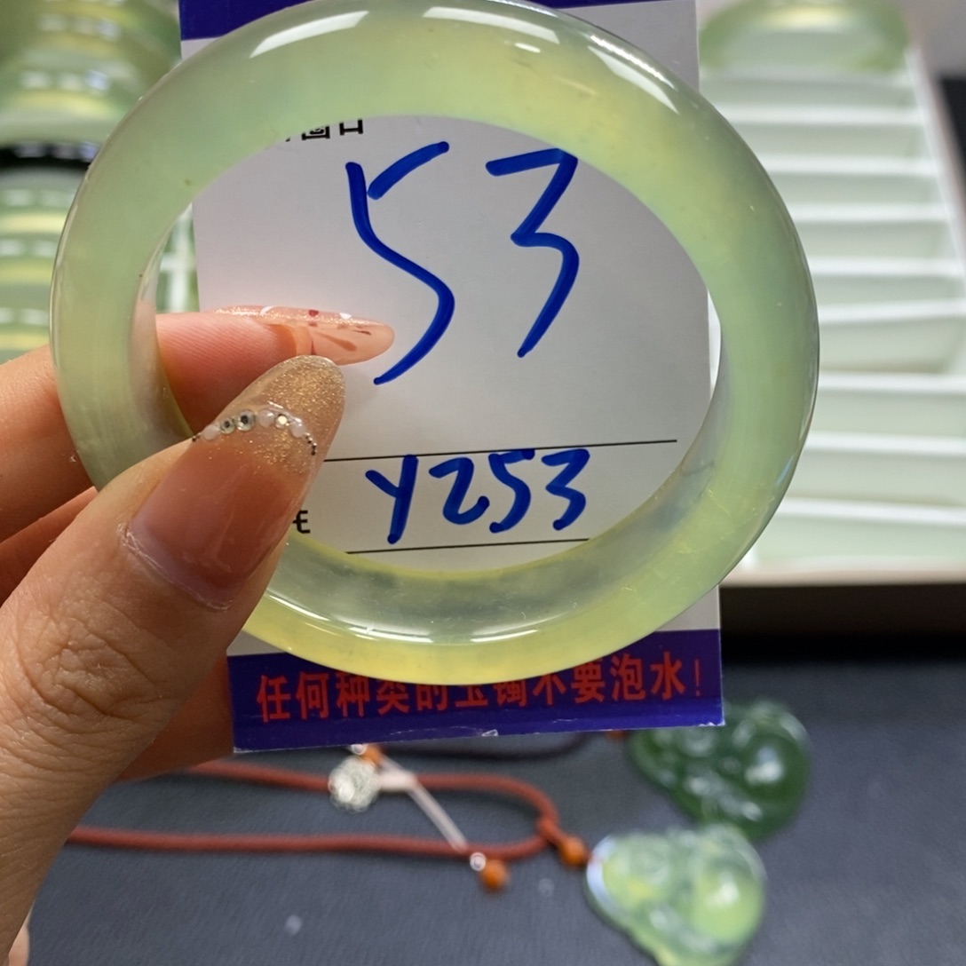 蛇纹石玉手镯足铂镶嵌