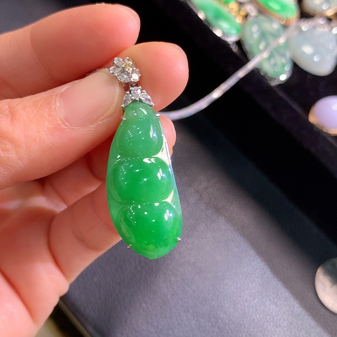 翡翠颈饰18K金镶嵌绿豆