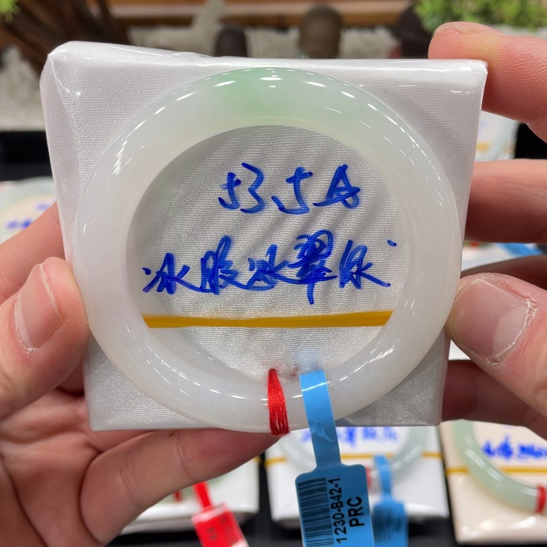 翡翠手镯未镶嵌翡翠