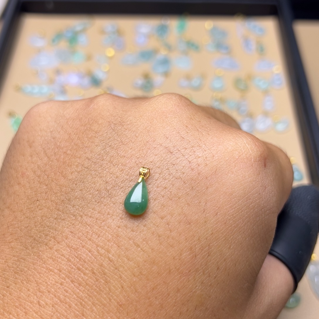 颈饰18K金镶嵌翡翠水滴