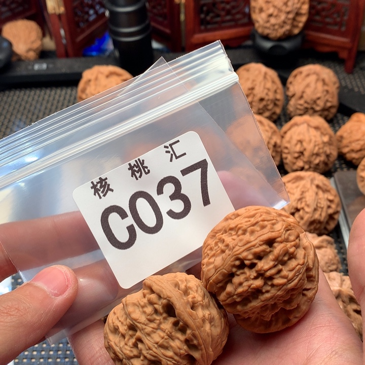 文玩核桃吊坠白狮子