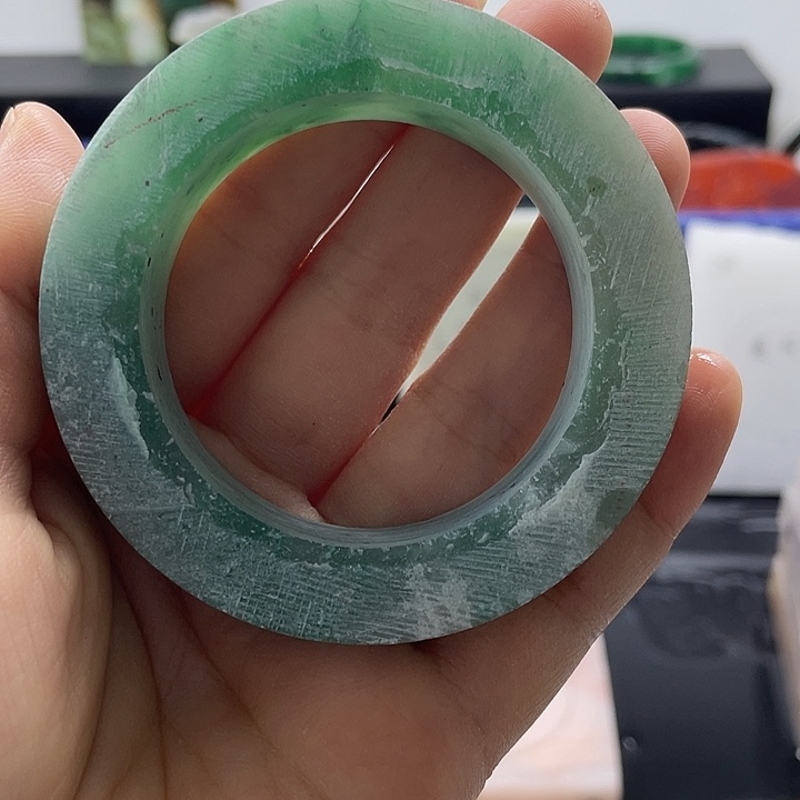 兰***胖石英质玉未镶嵌手镯定制