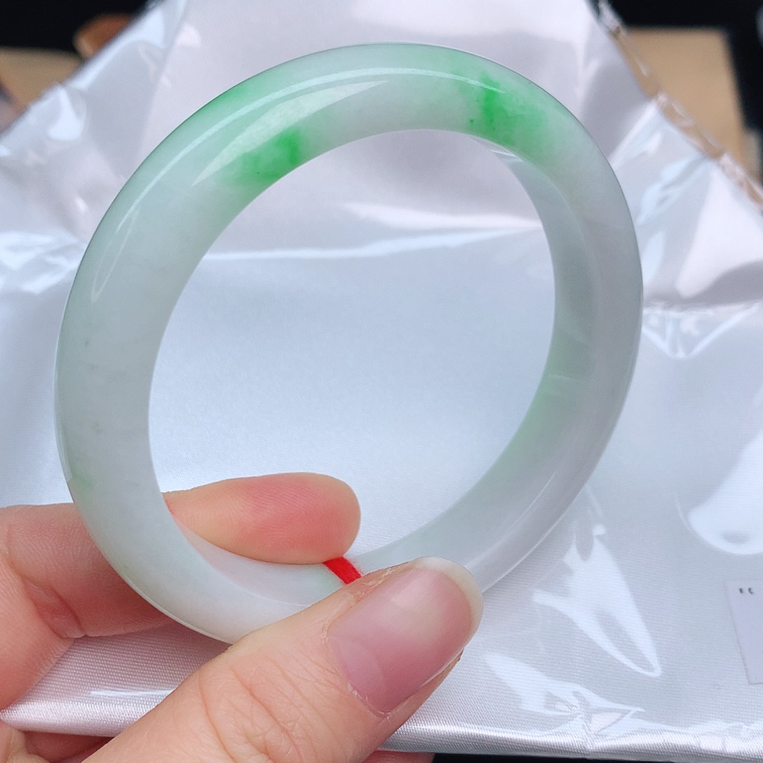 翡翠手镯未镶嵌8472x c c v b