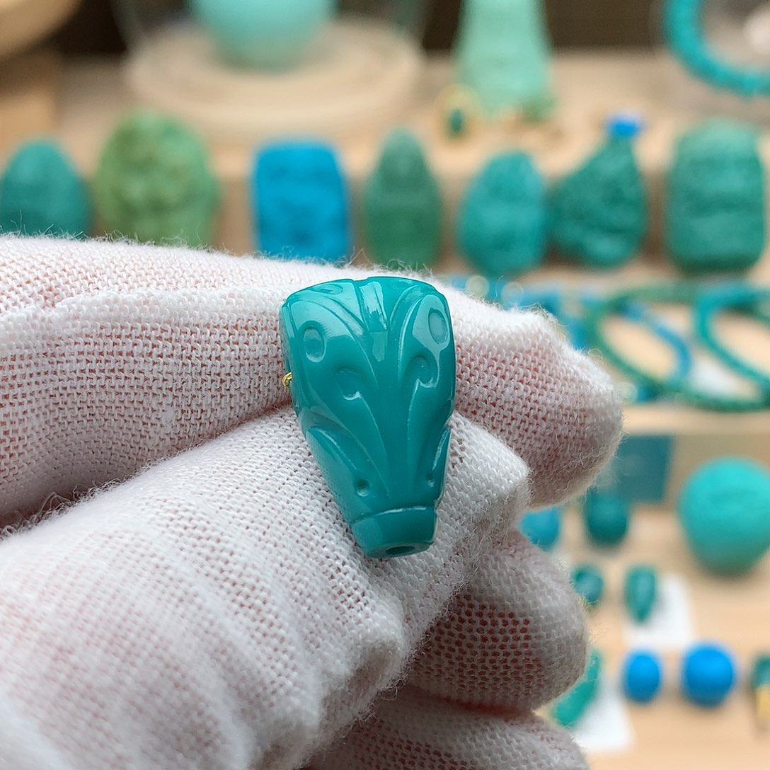 绿松石未镶嵌颈饰