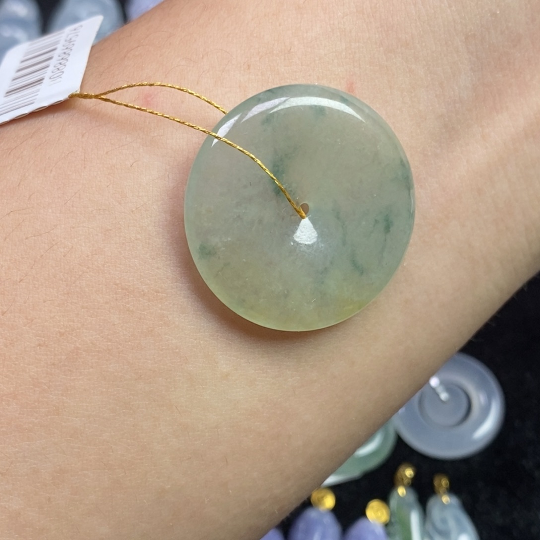 翡翠未镶嵌颈饰平安扣