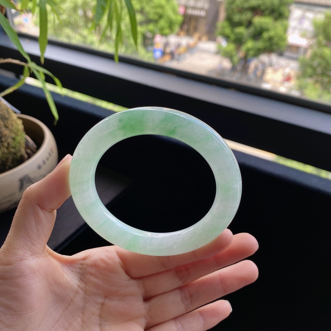 好色珠宝  圈口58缅甸老坑A货冰糯种飘绿圆条女款翡翠手镯