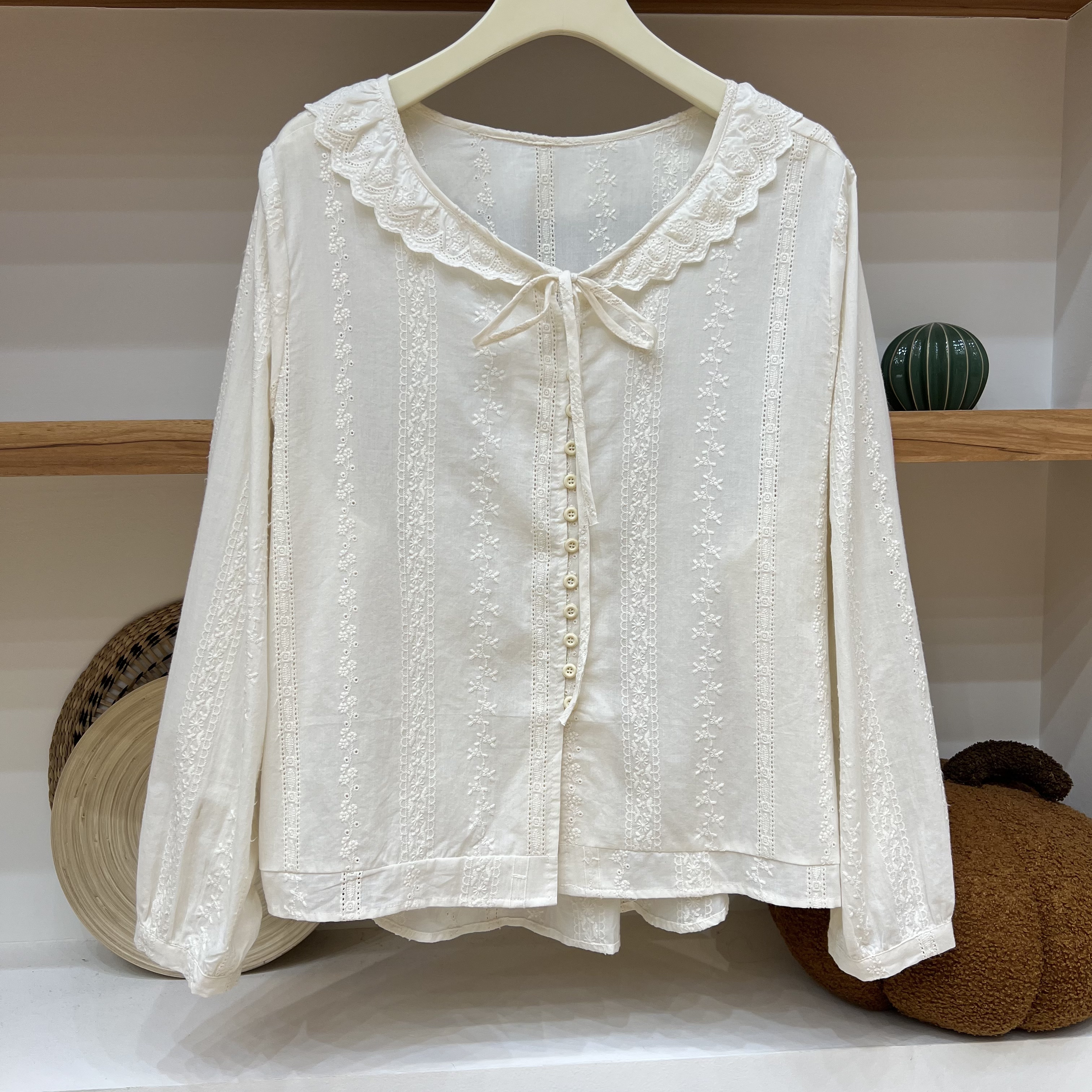 【新品预告】秋季新品法式森系甜美娃娃领花边刺绣百搭系带长袖上衣