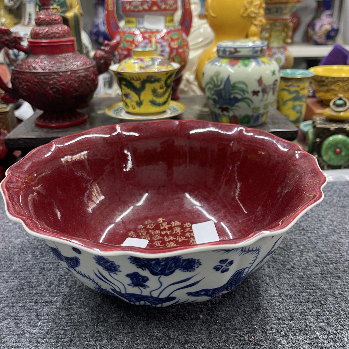 手绘青花鱼藻钒红釉赏碗