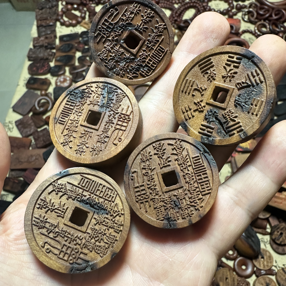 雷击枣木雷痕款山花4公分直径有绳子小摆件