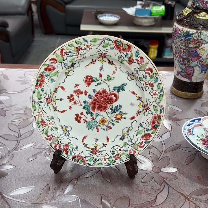 粉彩花卉纹盘，22.5公分