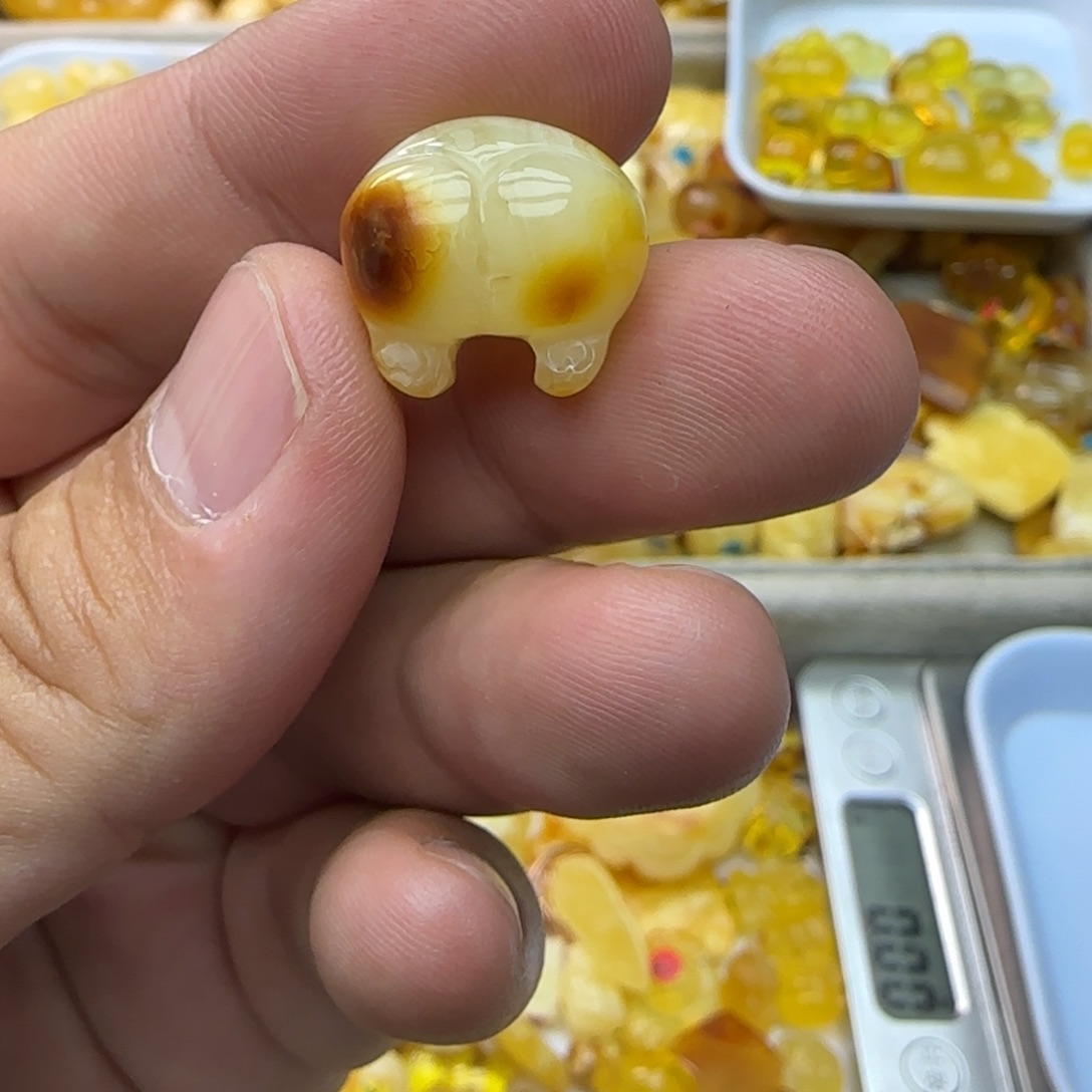 琥珀未镶嵌裸石1.75克有瑕