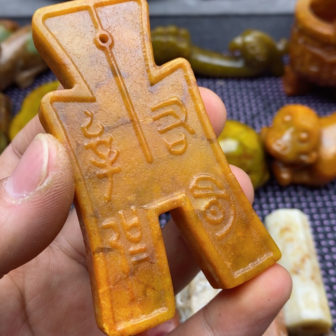 蛇纹石玉颈饰未镶嵌