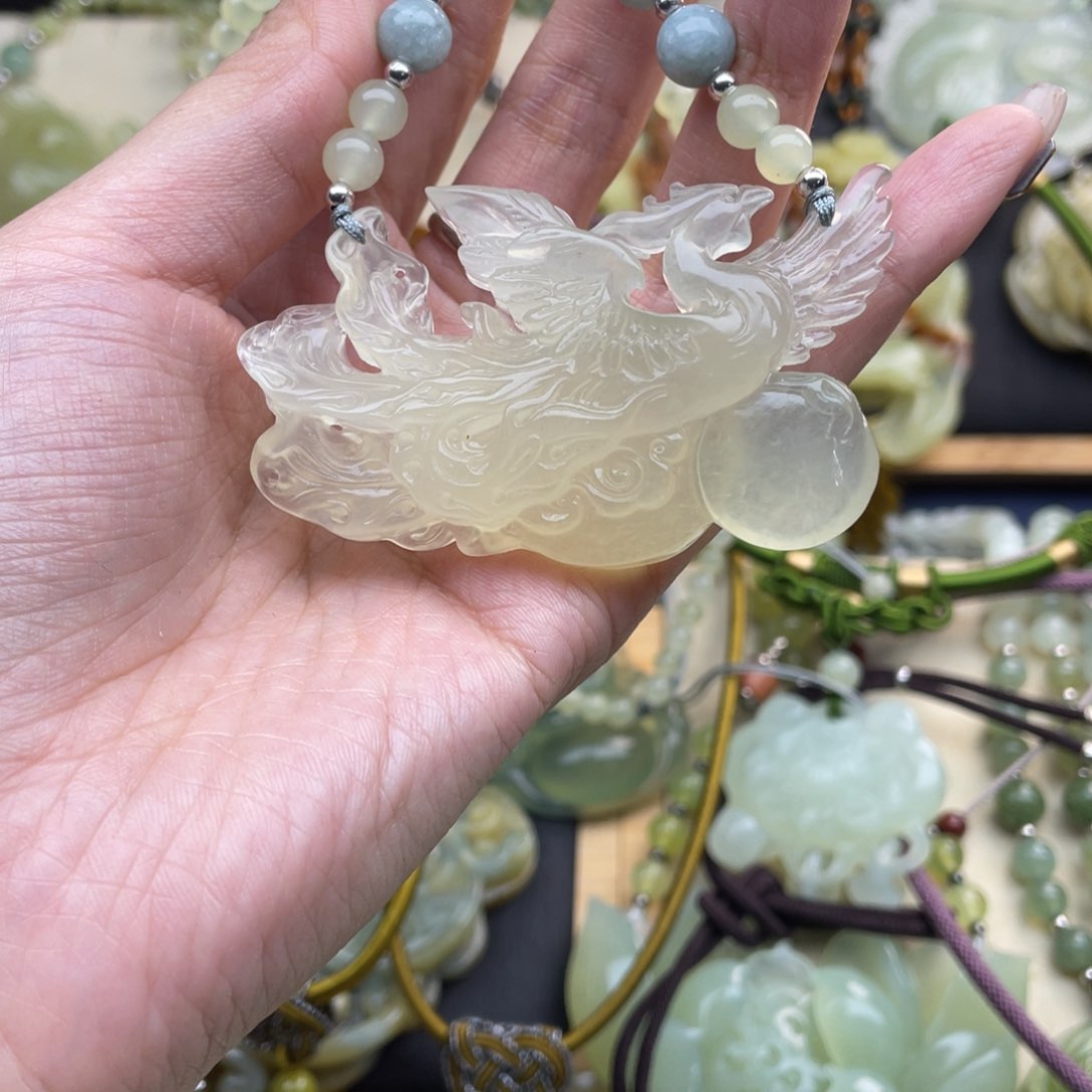 蛇纹石玉颈饰未镶嵌