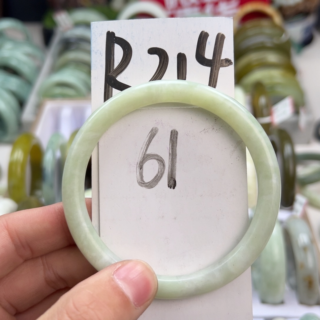 岫玉手镯未镶嵌天然岫玉微瑕，可以正常佩戴