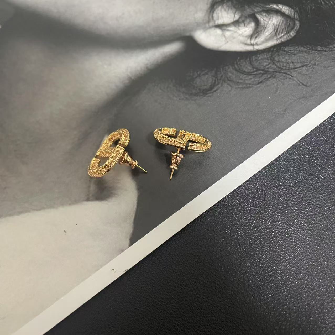 铜合金合成锆石耳饰 猪鼻子满钻金色耳钉一对装