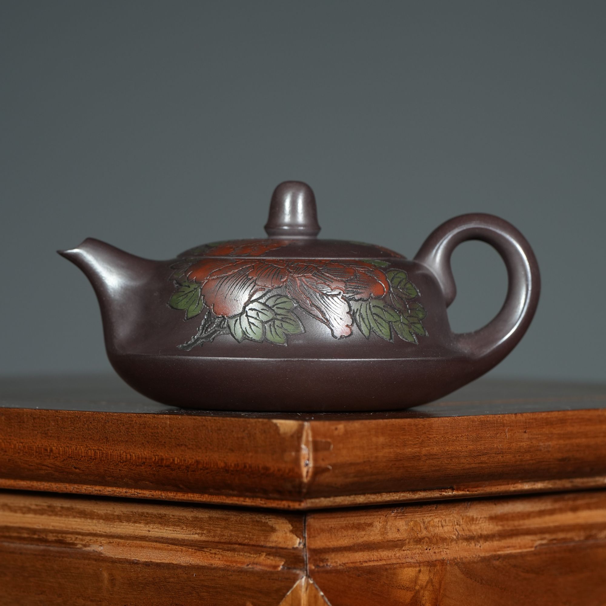 宜兴原矿深井紫泥书法刻绘牡丹《曲壶》紫砂手工紫砂壶容量200CC