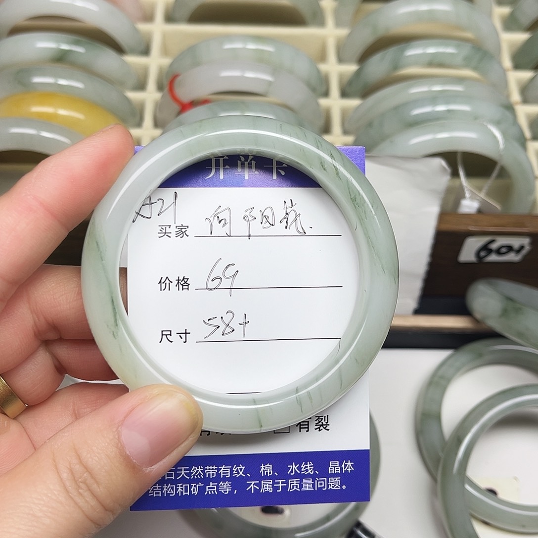 未镶嵌手镯石英质玉