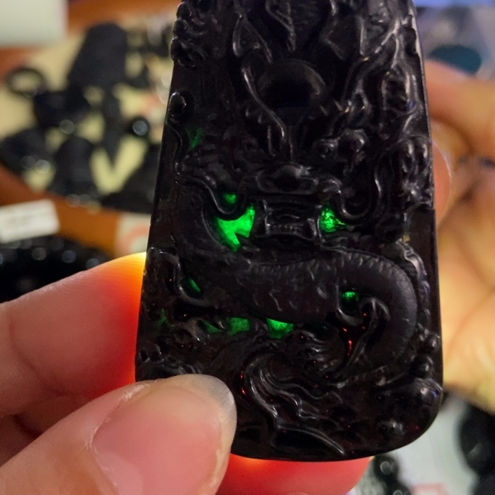 翡翠未镶嵌颈饰墨翠龙