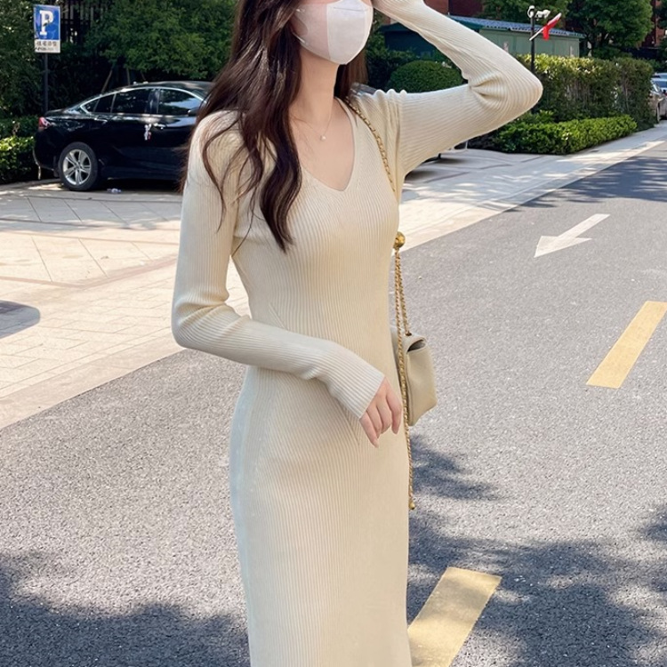 白色针织连衣裙秋季女高级感2023新款女装温柔毛衣包臀打底长裙子